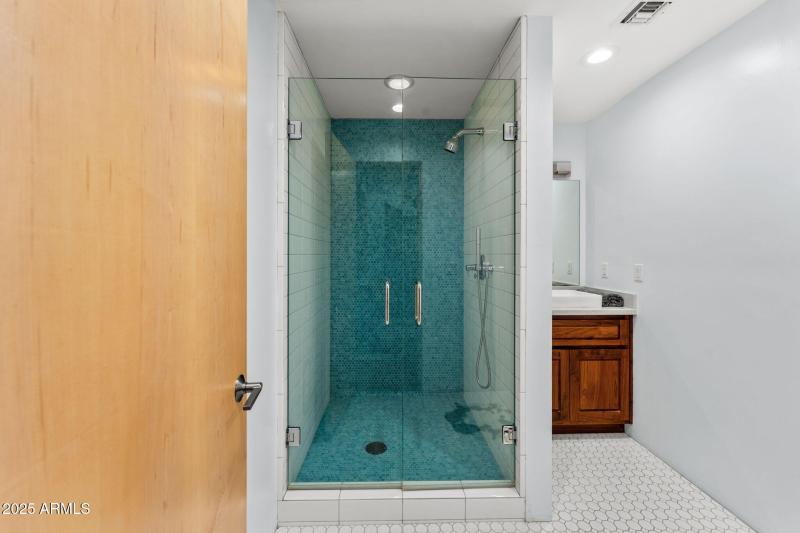 Guest Quarters #2: Bathroom