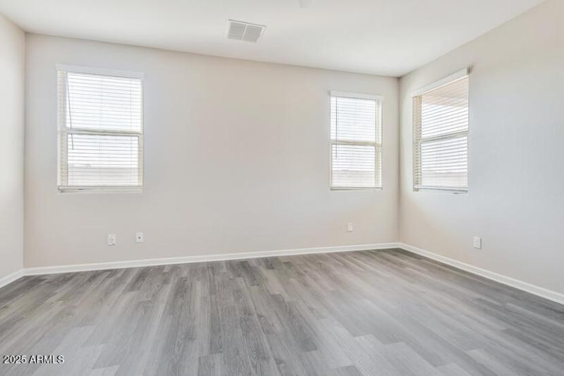 007-photo-main-bedroom-11880950