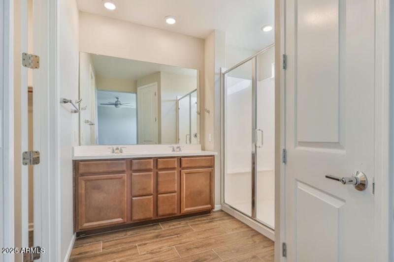 008-photo-main-bathroom-11880948