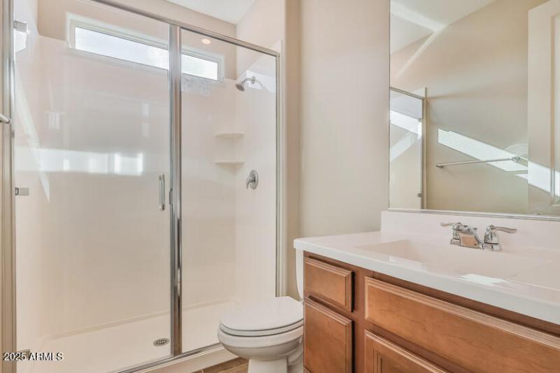 009-photo-main-bathroom-11880940