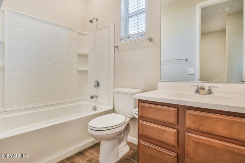 013-photo-bathroom-11880944