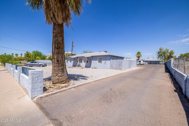 1442 E Polk St - Exterior 12