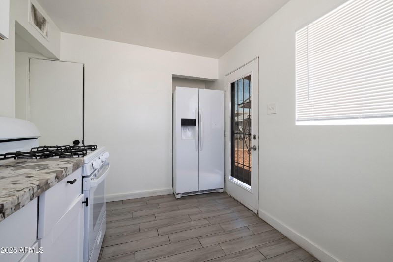 1442 E Polk St - Interior 06