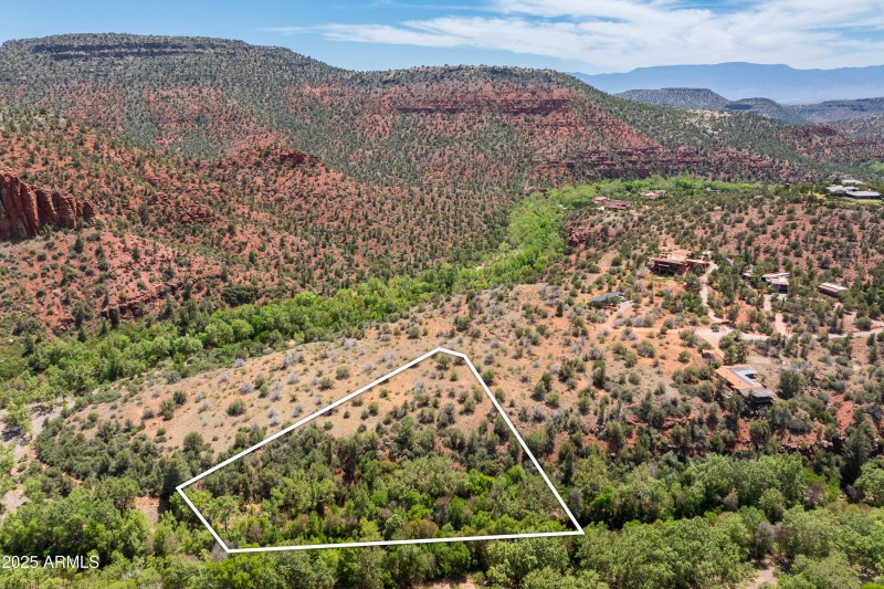 WHITE OUTLINE APPROXIMATION OF LOT LINE