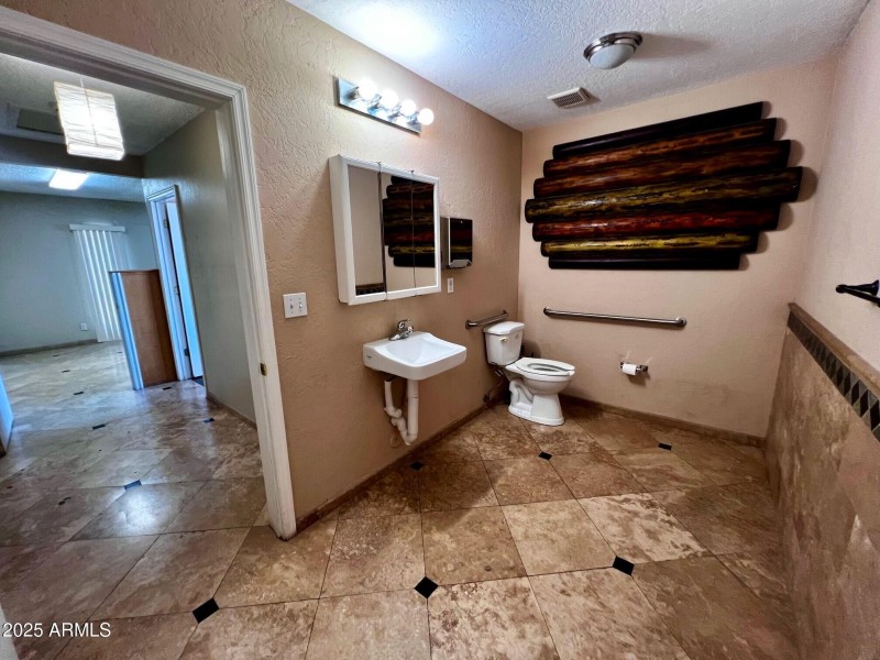 Suite B Bathroom