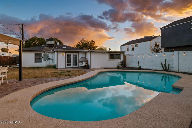 Backyard w/ heated diving Pool