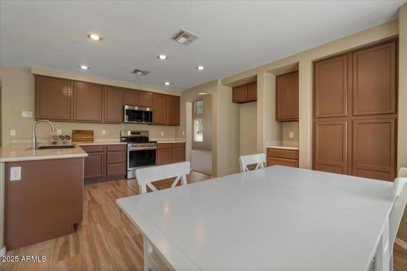 Breakfast and kitchen