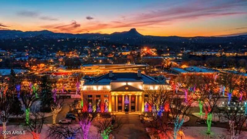 prescott courthouse with xmas lights