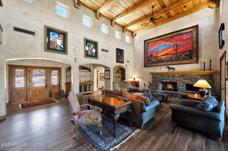 Impressive 19' Ceiling