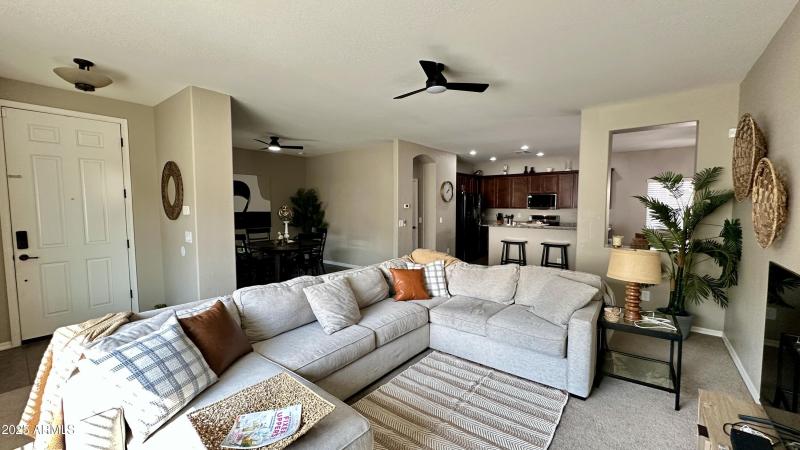 B5B946D2-3517-43D9-B65D-46AB9385F084_1_2