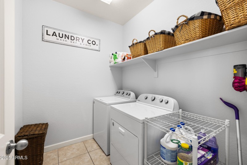25)LAUNDRY ROOM