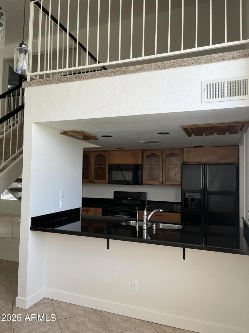 Breakfast Bar and Kitchen