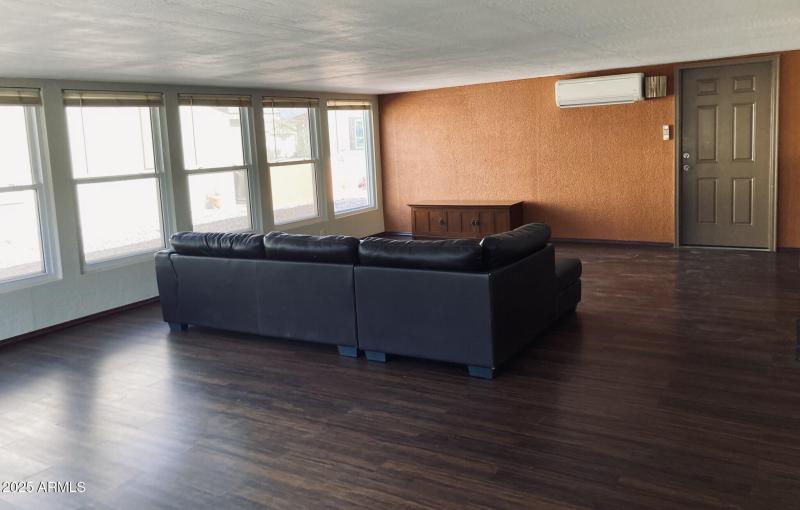 6) 52311-677cb1cc759e1