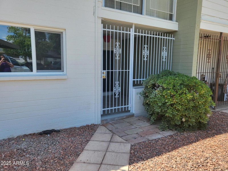 GATED & COVERED PATIO
