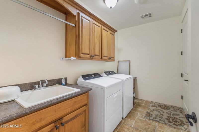 Spacious laundry room w/ sink & cabinets