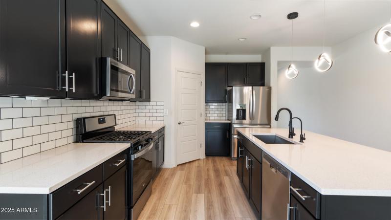 Kitchen w/ Walk-in pantry