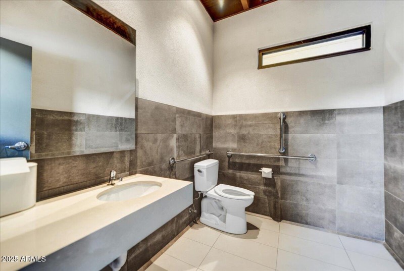 003_24Area Pool Bath II