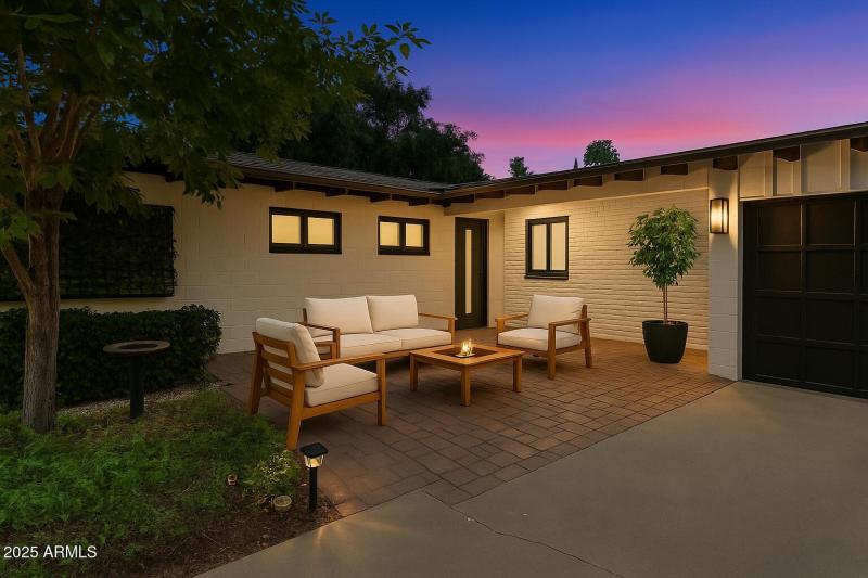 4th Ave - Front Patio