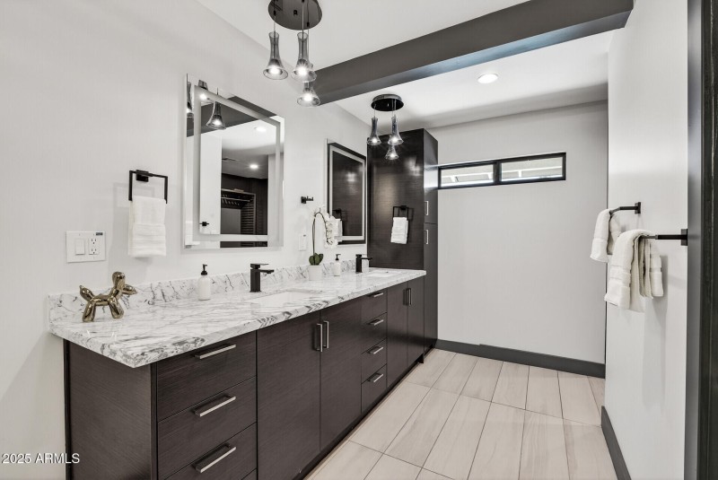 Main primary dual sinks w/ storage