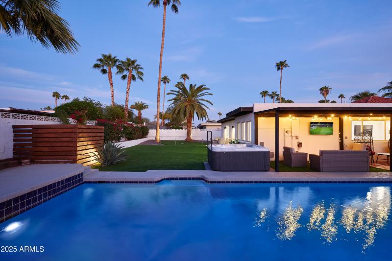 PropertyImageCo_6612EPresidioRd_Twilight