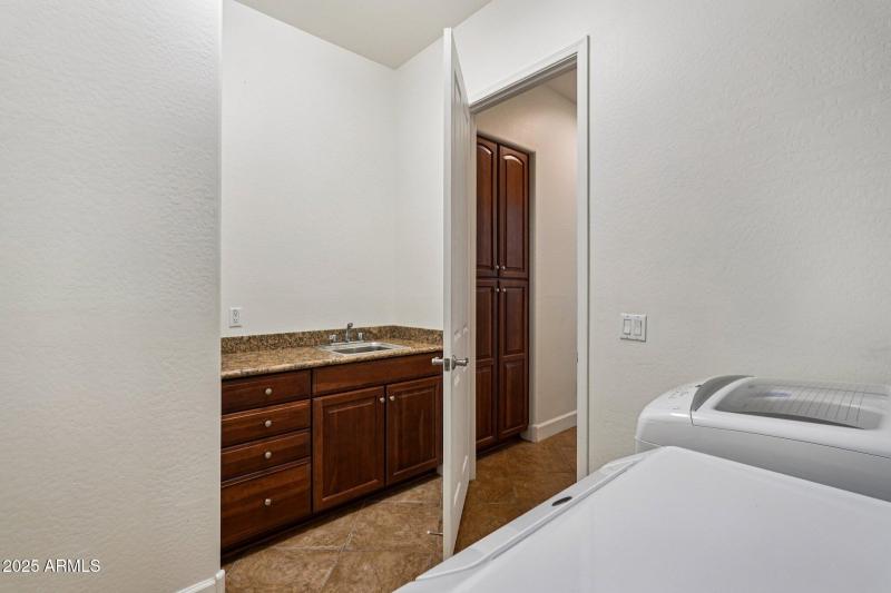 39-web-or-mls-W Fremont Rd.-L2207-039