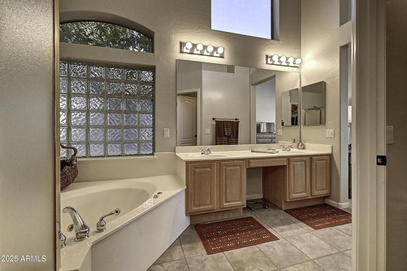 634 W Goldfinch Way (38)