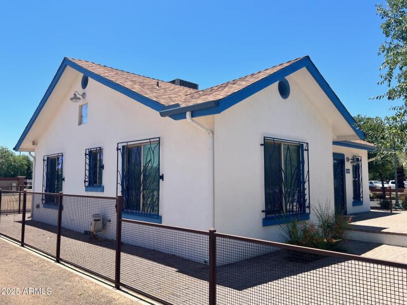 WASHINGTON FENCED SIDE YARD