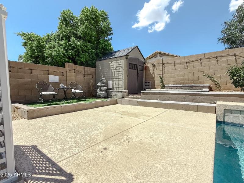 Outdoor Sitting area & Shed