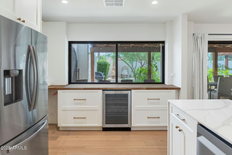 7311 E Manzanita Dr-large-017-019-TOD482