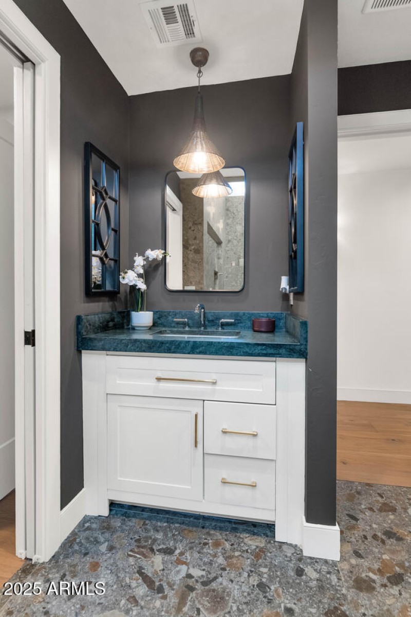 7311 E Manzanita Dr-large-035-032-TOD485