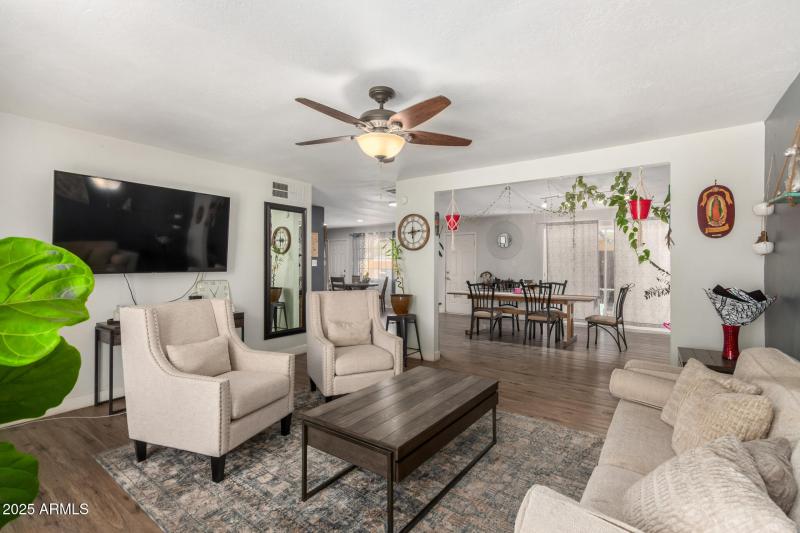 GREAT ROOM OPENS TO DINING AREA