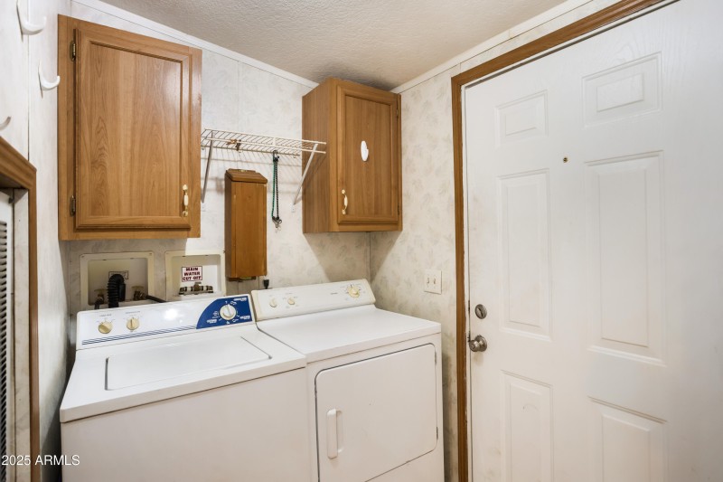 Laundry rm off kitchen