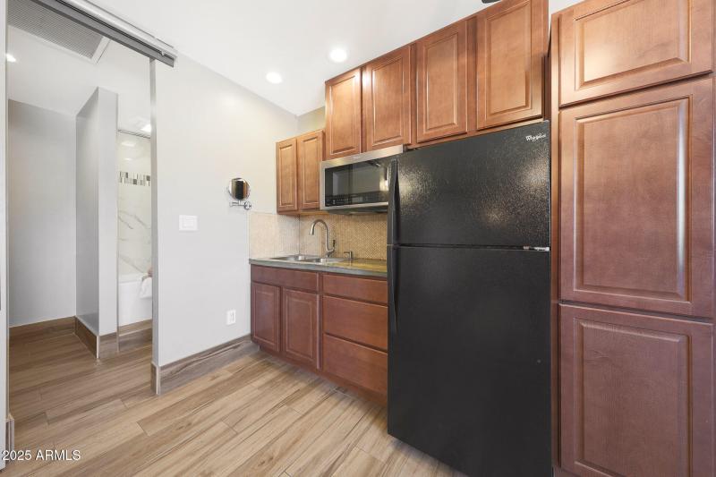 Kitchenette with sink/micro/fridge/cabs