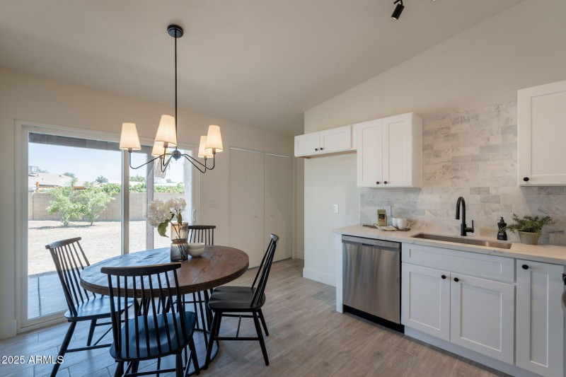 Eat-In Kitchen