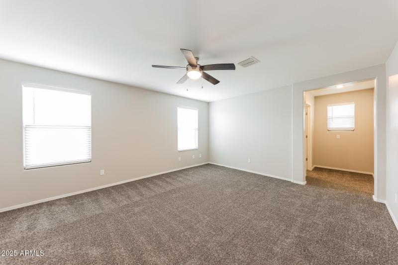 010-photo-main-bedroom-14372498