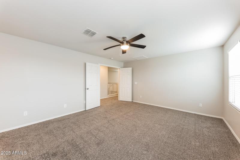 011-photo-main-bedroom-14372499