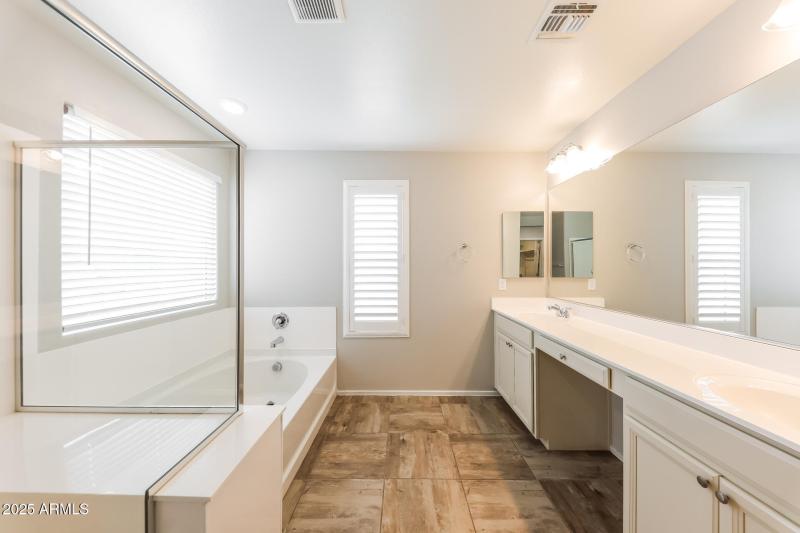 012-photo-main-bathroom-14372501