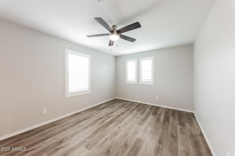 016-photo-bedroom-14372496