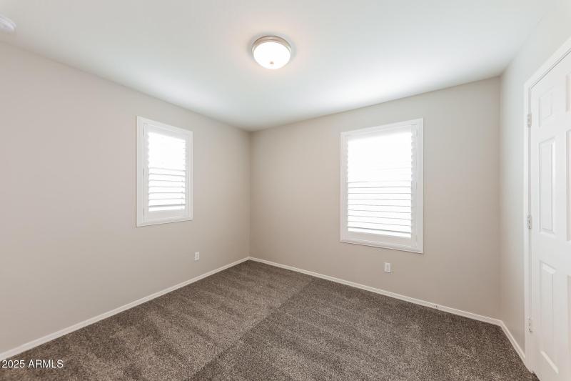 017-photo-bedroom-14372502