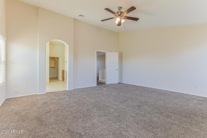 009-photo-main-bedroom-13127374