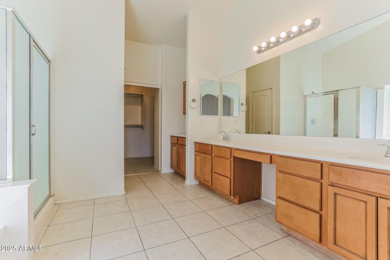 010-photo-main-bathroom-13127375