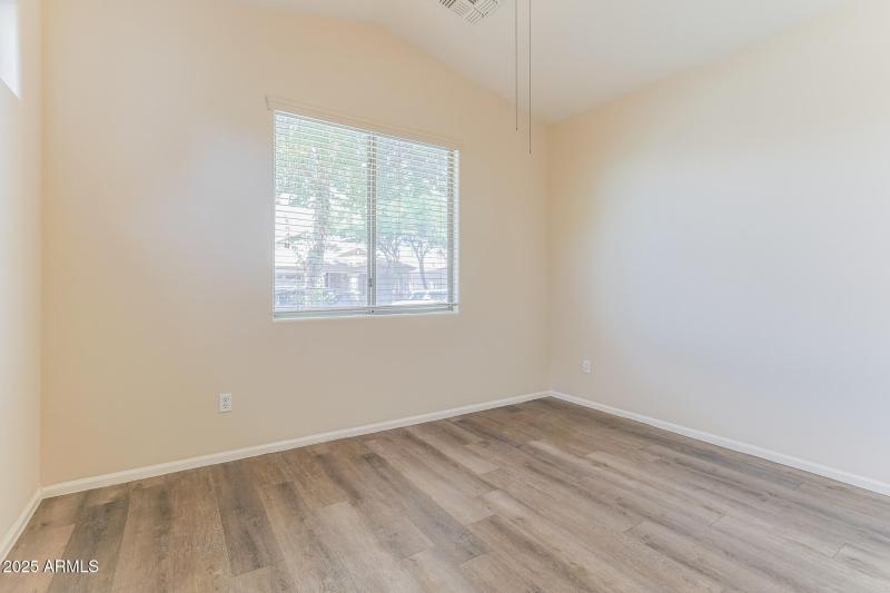 013-photo-bedroom-13127378