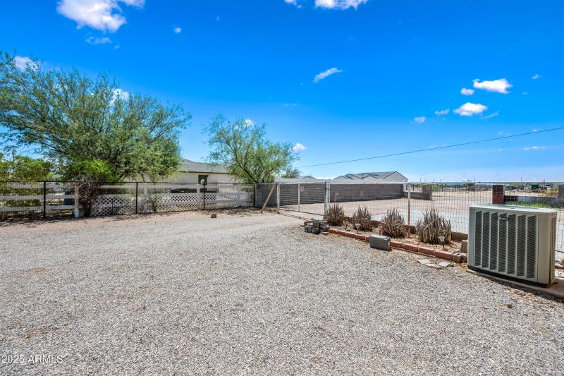 Side yard/RV Parking