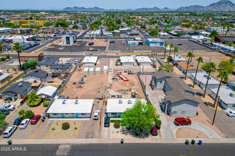 18-custom-1023 E Amelia Ave-18