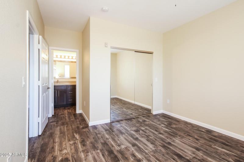 9-photo-Main-Bedroom