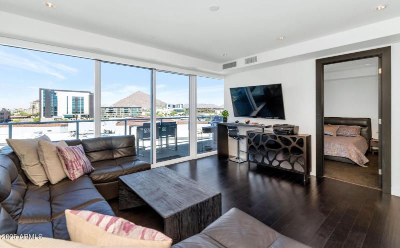 4422 N 75th St-large-011-031-TOD9484-150