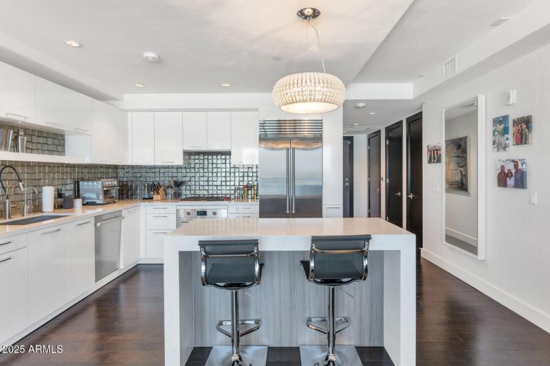 4422 N 75th St-large-014-024-TOD9475-150