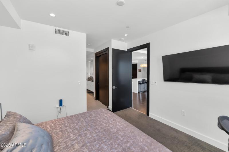 4422 N 75th St-large-020-016-TOD9469-150