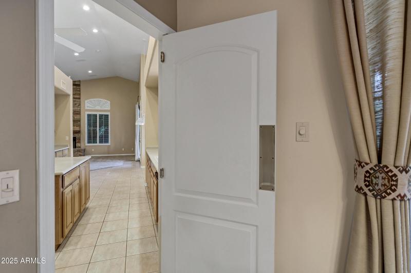 3819 E Ivyglen St-17