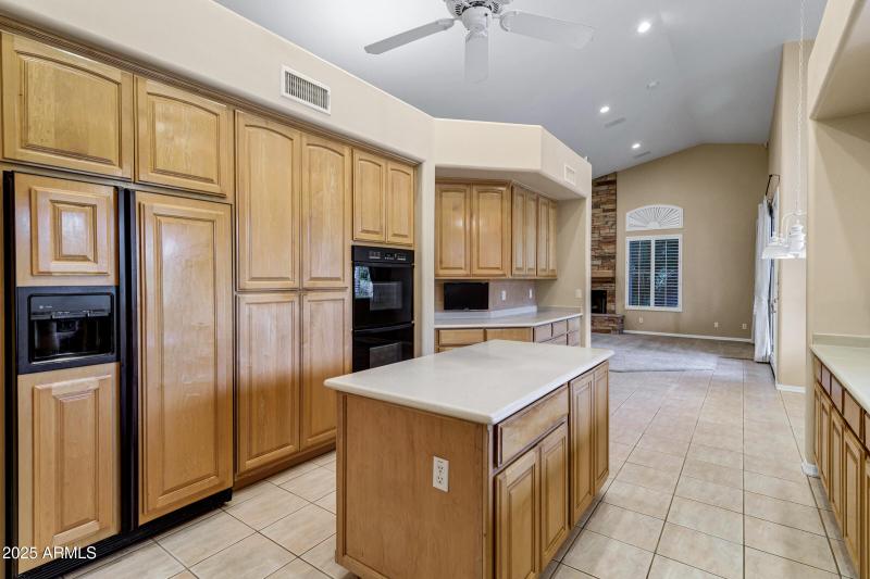 3819 E Ivyglen St-18